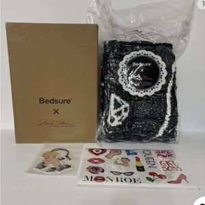 Bedsure Marilyn Monroe collection, black cozy blanket NWT